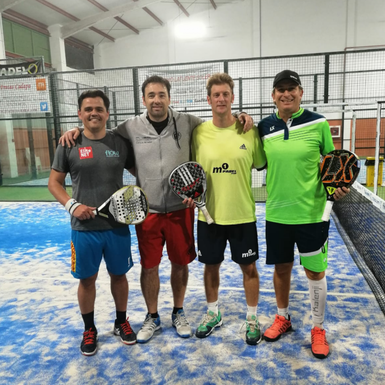 jugadores en pista de padel