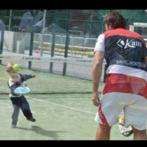 Dani Montilla enseñando padel